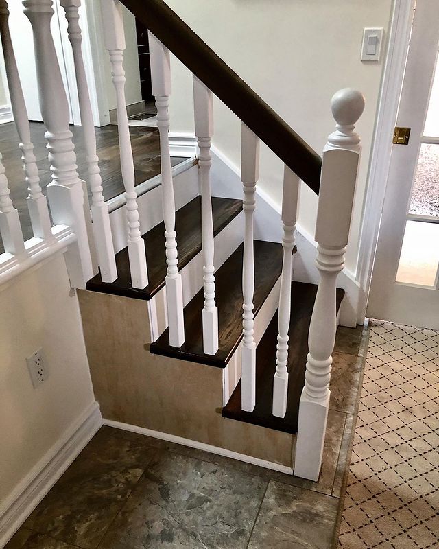 4 steps with white and wood banister